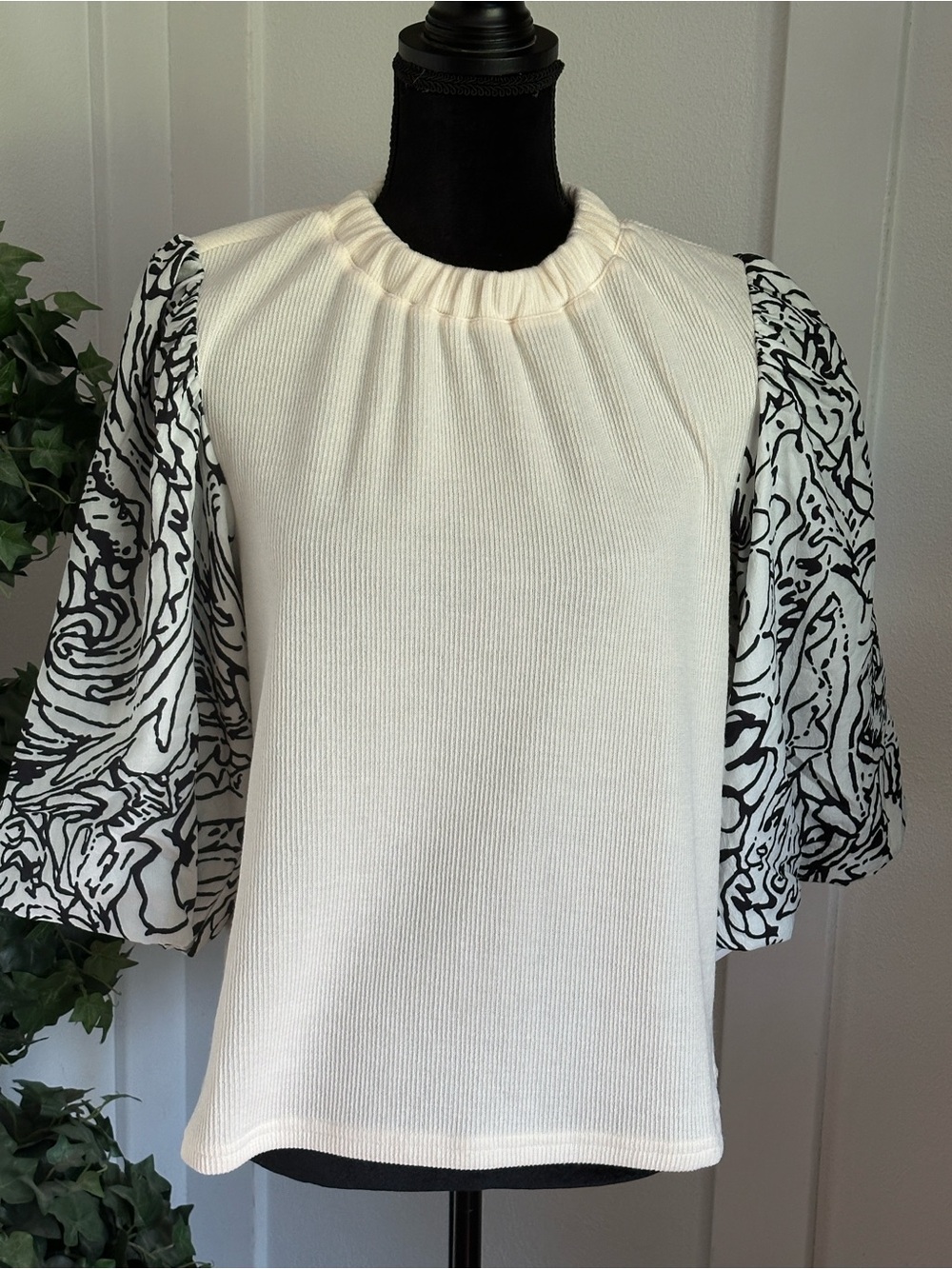 THML Cream Ribbed Knit Top with Black & White Patterned Puff Sleeves Sz M
